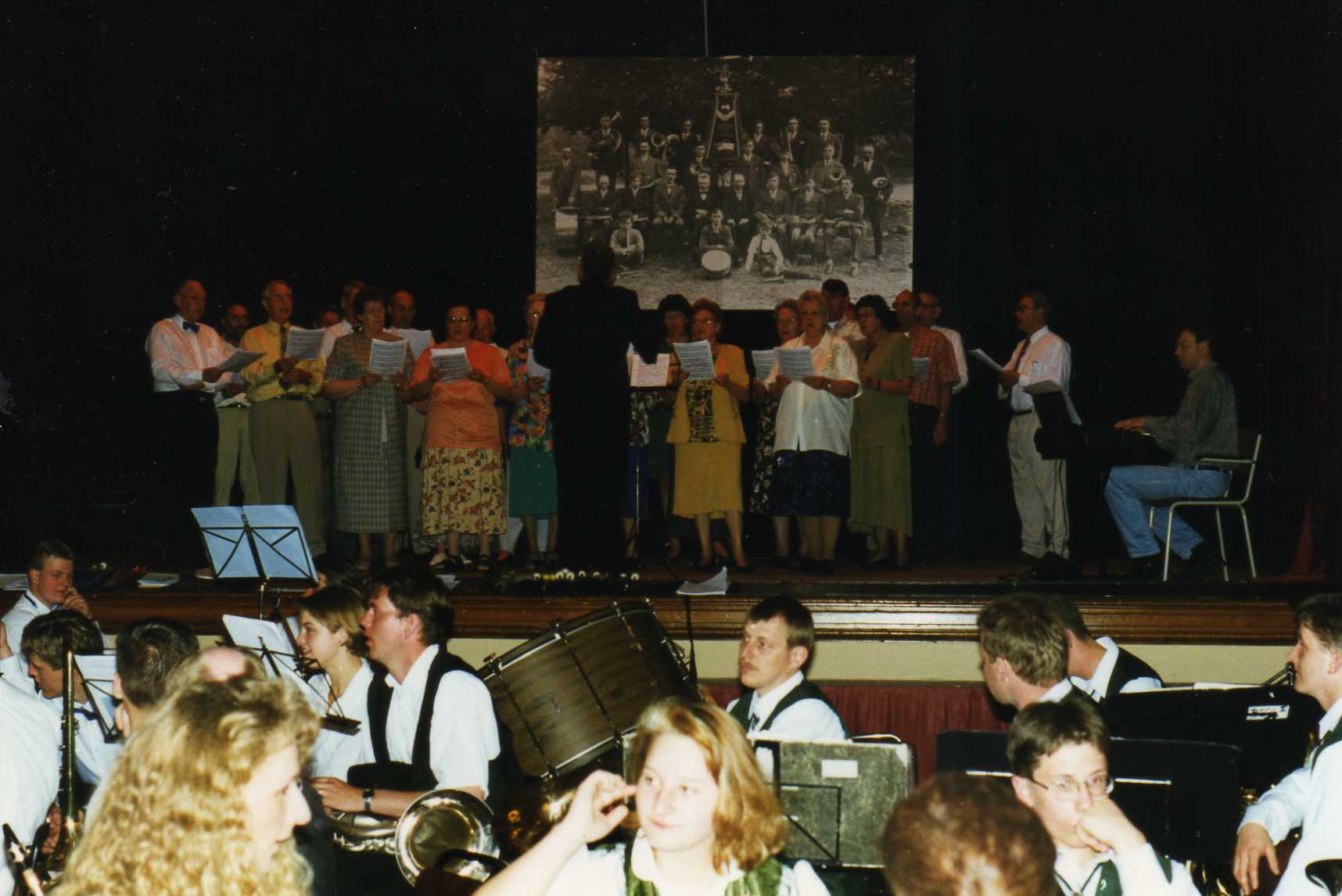 caroluskoor met muziekvereniging odeon 2001